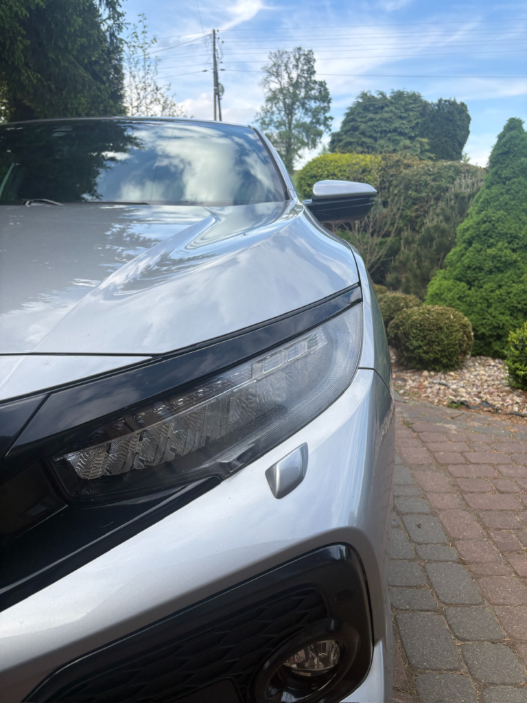 Reflektor Honda Civic X przed renowacją — zmatowiały klosz
